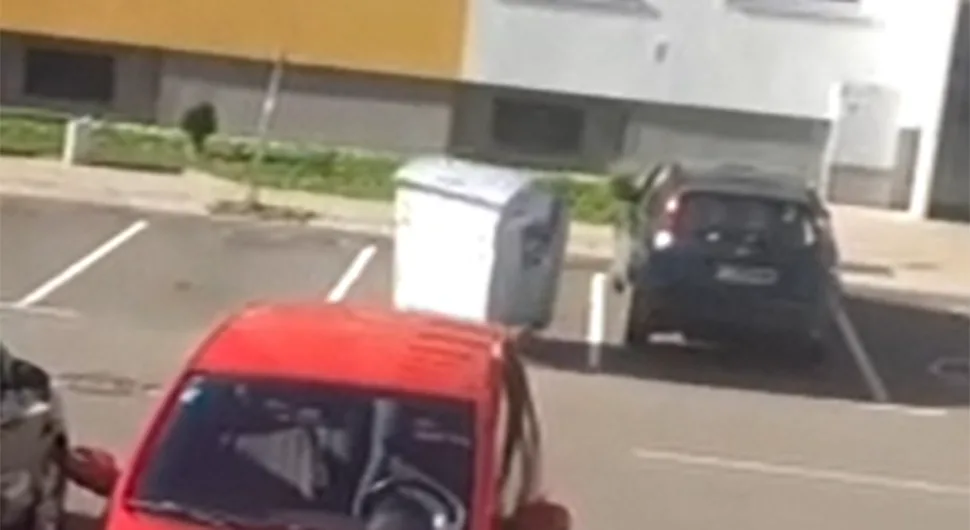 KONTENJER UDARIO U AUTOMOBIL: Hit scena u banjalučkom naselju