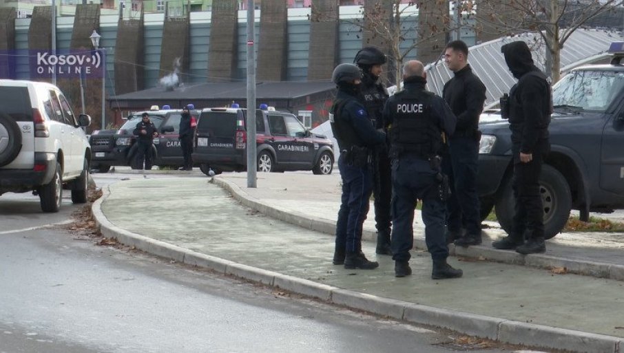 NAPETO NA KiM: Duge cijevi i dalje na ulicama Sjeverne Mitrovice (VIDEO)