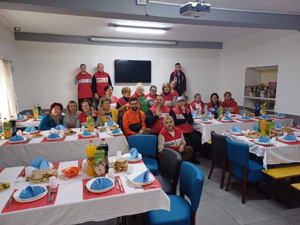 RADOST ZA KORISNIKE JAVNE KUHINJE: „Mozaik prijateljstva“ okupio 500 ljudi povodom katoličkog Božića (FOTO)