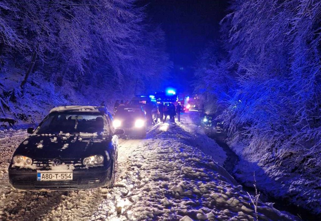 POVRIJEĐENO 5 OSOBA: Saobraćajna nesreća kod Banjaluke, prevrnuo se automobil (FOTO)