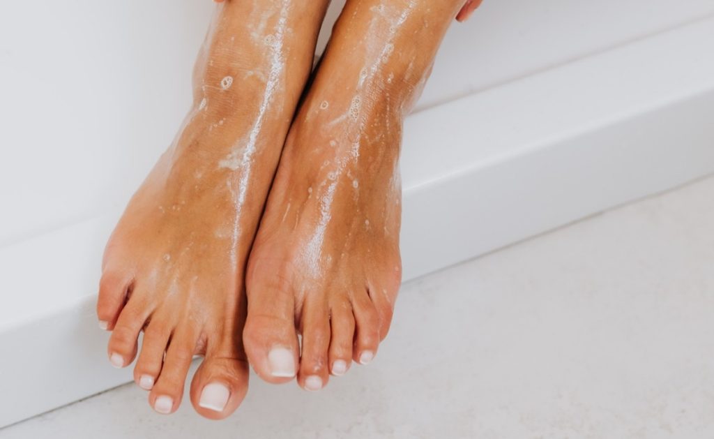 ОСТАВИТЕ ДА ДЈЕЛУЈЕ ПРЕКО НОЋИ: Обавезно испробајте ову домаћу маску за испуцале пете