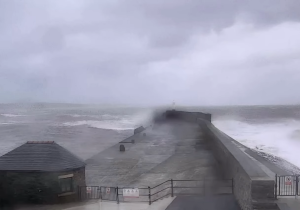 VJETAR DUVAO BRZINOM OD 150 KILOMETARA NA ČAS. Jedna osoba (40) poginula u oluji koja je pogodila Englesku (VIDEO)