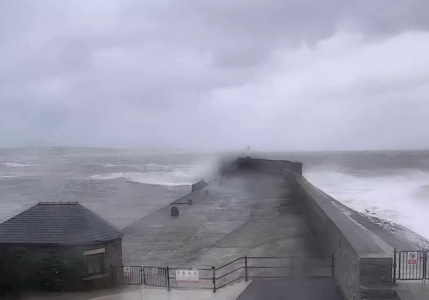 VJETAR DUVAO BRZINOM OD 150 KILOMETARA NA ČAS. Jedna osoba (40) poginula u oluji koja je pogodila Englesku (VIDEO)