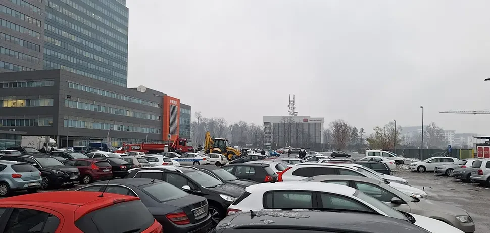 KOLAPS U GRADU: Parking kod zgrade Vlade i dalje u blokadi