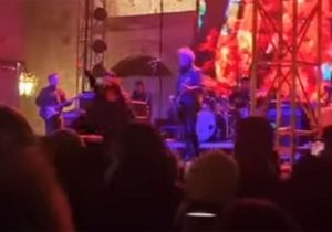 ПJЕВАЧ ПАРНОГ ВАЉКА ПАО СА БИНЕ: Завршио у болници због повреда (ВИДЕО)