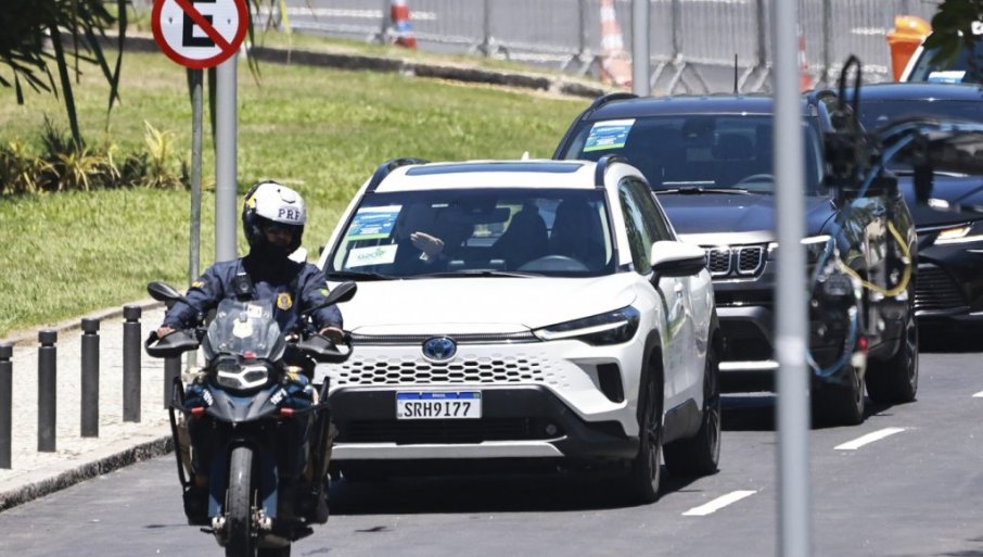NOVAK ĐOKOVIĆ POD POLICIJSKOM PRATNJOM I PUŠKAMA! Srbin bio u gostima kod najkontroverznije osobe u Argentini (VIDEO)