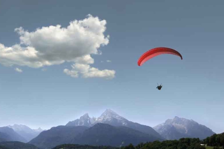 ZADOBIO TEŠKE POVREDE: Pilot završio u bolnici nakon pada paraglajdera