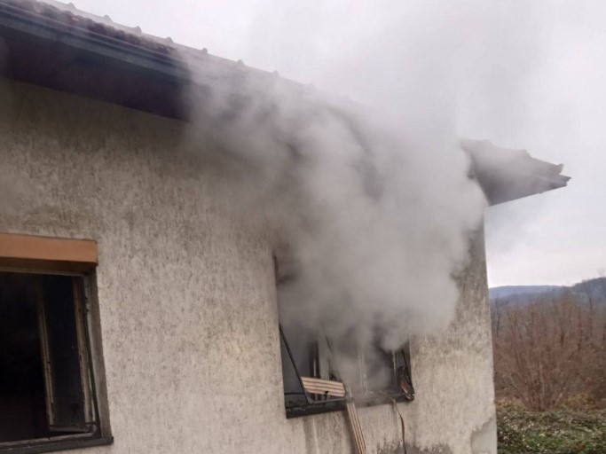POŽAR U BANJALUCI: Gorjela kuća, vatrogasci brzo reagovali