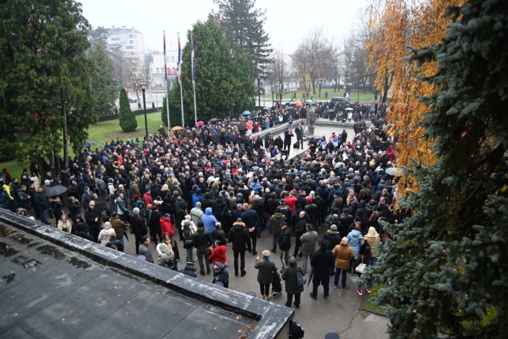 „TRAŽIMO ONO ŠTO JE NAŠE“: Banjalučani i danas protestuju ispred NSRS
