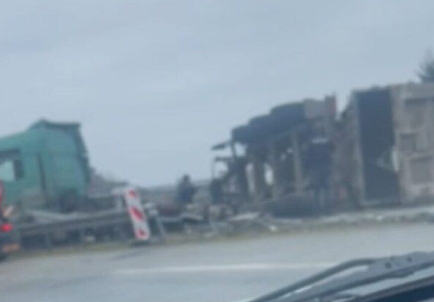 SAOBRAĆAJNA NESREĆA KOD BANJALUKE: Prevrnula se prikolica kamiona (VIDEO)