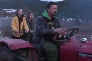 USTAJU PRIJE ZORE: Sestre Jelena i Jovana mijenjaju 3 prevoza i kilometrima pješače do škole (VIDEO)