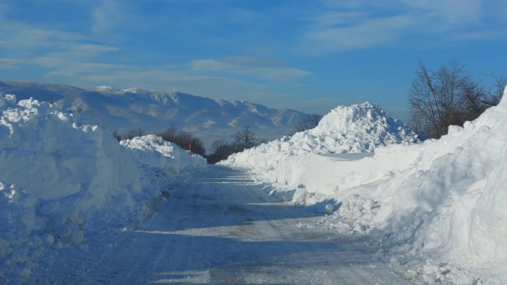 SRPSKU OKOVAO SNIJEG: Evo koji su putni pravci totalno neprohodni