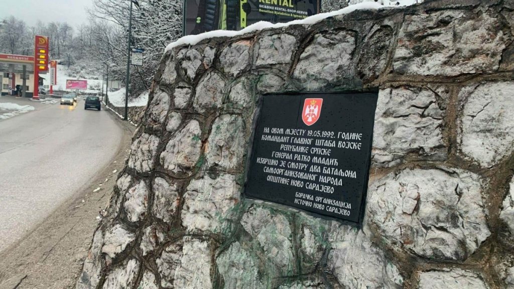 „NAMJERA VAM NIJE ČISTA“ Bošnjaci traže uklanjanje spomen ploče Ratku Mladiću na Vracama, stigao im odgovor od Ćosića (FOTO)
