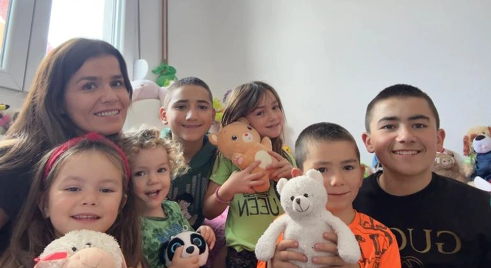 MATERICE U VIŠEČLANOJ PORODICI: Pogledajte kako je Tamara obradovala svojih sedmoro djece (VIDEO)