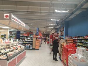 РАЗЛИКЕ У ЦИЈЕНАМА НА ПОЛИЦИ И КАСИ: Ево како трговци „лове у мутном“ и праве нас будалама