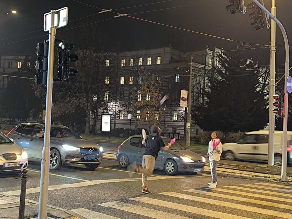„ŽELIMO DA IZMAMIMO OSMIJEH“ Kolumbijanci žonglirali na sred prometne ulice u Sarajevu (FOTO/VIDEO)