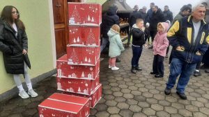 ОДБОР ЗА ПОМОЋ КиМ ОБРАДОВАО МАЛИШАНЕ: Никољдански пакетићи српској дјеци на Кордуну и Банији у Хрватској