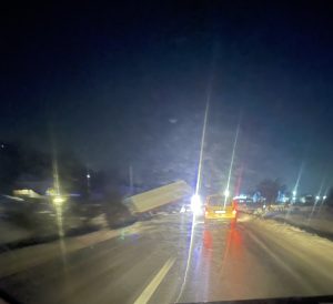 САОБРАЋАЈКА КОД ЛАКТАША: Камион слетио са пута, сумња се да је поледица крива за све