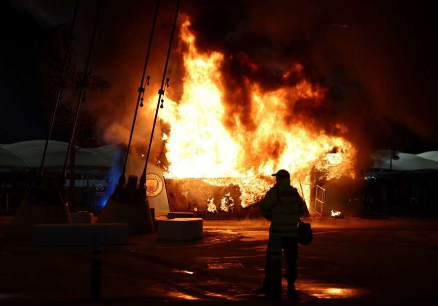 IZBILA BUKTINJA PRED MEČ: Izbio požar na stadionu Mačestera (VIDEO)