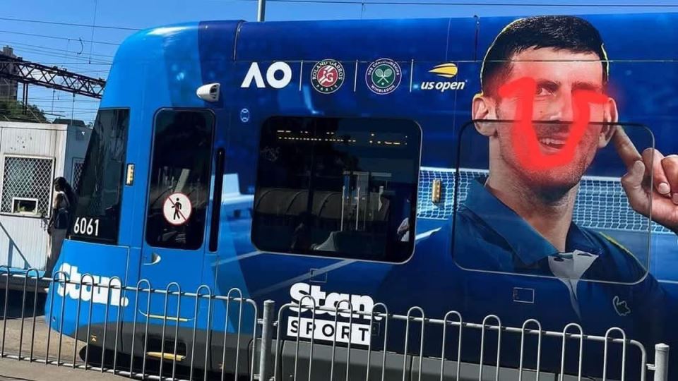 SKANDAL U MELBURNU: Na lik Đokovića nacrtali ustaški simbol, organizatori Australijan opena ćute! (FOTO)