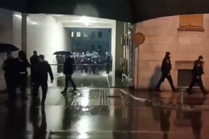 „ГДЈЕ СТЕ БИЛИ 1. ЈАНУАРА“: Грађани узвикивали полицајцима испред зграде Владе Црне Горе