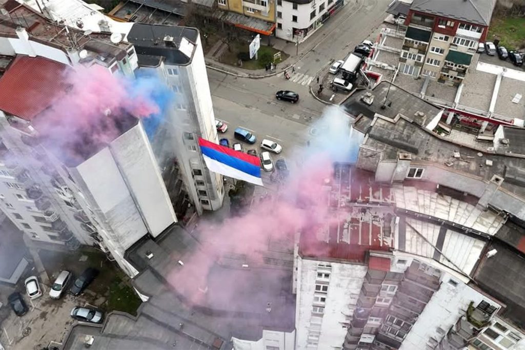 VELIČANSTVENI PRIZORI U BIJELJINI: Zastavu Srpske podigli na 25 metara visine