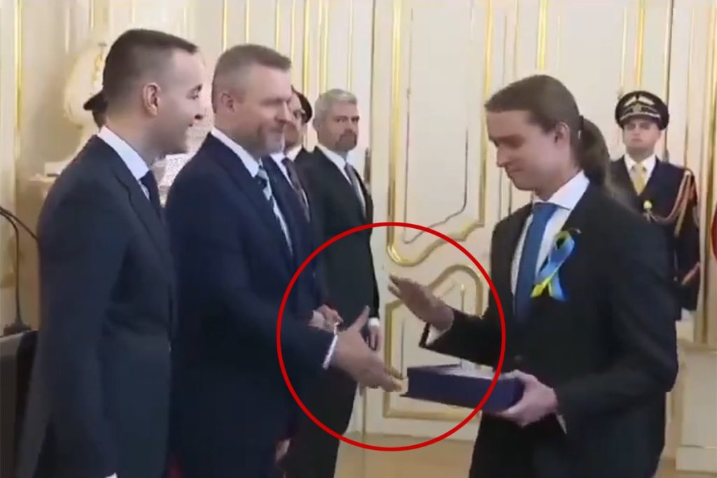 NEZAPAMĆEN SKANDAL U SLOVAČKOJ: Student odbio da se rukuje sa presjednikom zemlje (VIDEO)