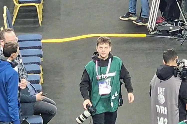 СВИ ПРИЧАЈУ О МЛАДОМ БАЊАЛУЧАНИНУ: Очи свјетске рукометне јавности упрте у дванаестогошњег фотографа Луку