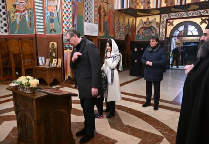 VUČIĆ SA TAMAROM I NJIHOVIM SINOM POSJETIO MANASTIR ĐUNIS: „Vukan je od sestrinstva dobio divan livadski med“ (FOTO)