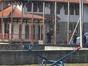 СПОМЕНИК МЕТА НАПАДА: Скинута српска тробојка са меморијалног комплекса у Гораждевцу