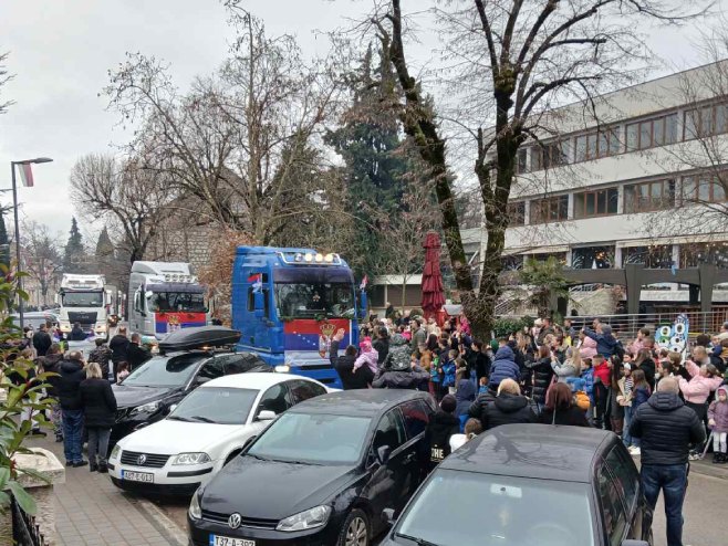 BILEĆANI SLAVE BADNJI DAN: Kroz grad prodefilovali kamioni okićeni badnjacima i zastavama (FOTO/VIDEO)