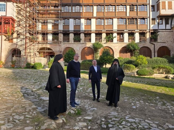 MIR BOŽJI HRISTOS SE RODI: Vučić prisustvovao Božićnoj liturgiji u Hilandaru (VIDEO)