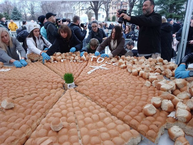 PORODICA IZ ISTOČNOG SARAJEVA PRONAŠLA ZLATNIK: Lomljenje česnice sa 33 zlatnika kod Hrama Svetog Save (FOTO)