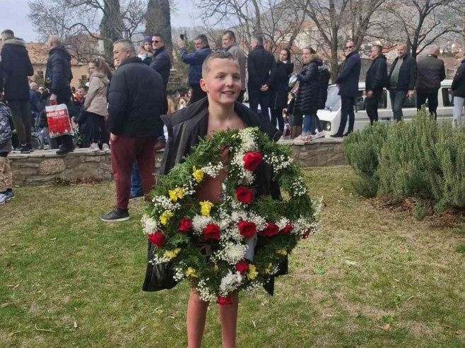 ОЧУВАЊЕ ТРАДИЦИЈЕ: Дванаестогодишњи Алексеј Будинчић први допливао до Часног крста у Требињу (ФОТО/ВИДЕО)