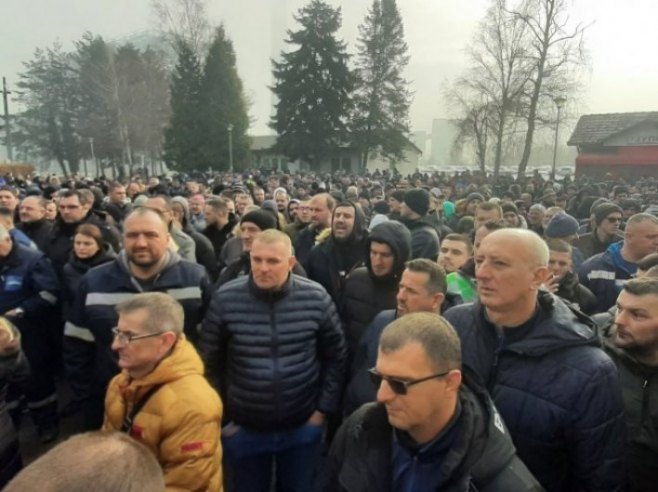 РАДНИЦИ НЕ ОДУСТАЈУ ОД СВОЈИХ ПРАВА: Запослени РиТЕ Угљевик поново на протестном скупу