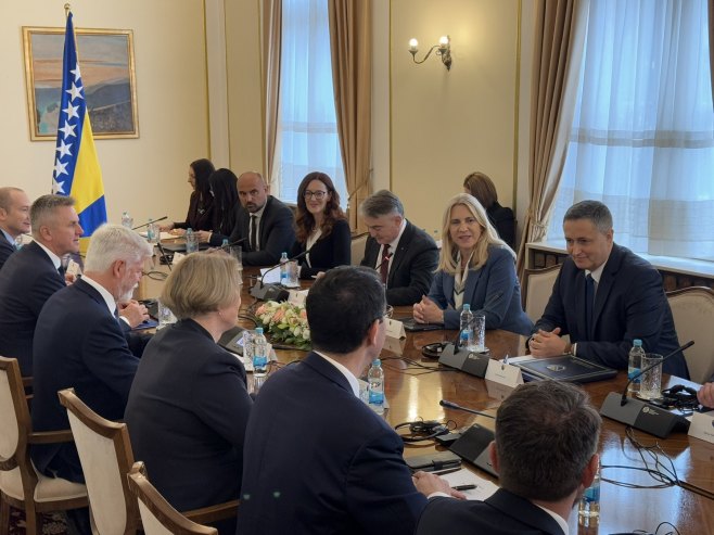 ČEŠKI PREDSJEDNIK DOČEKAN UZ VOJNE POČASTI: Sastanak delegacije