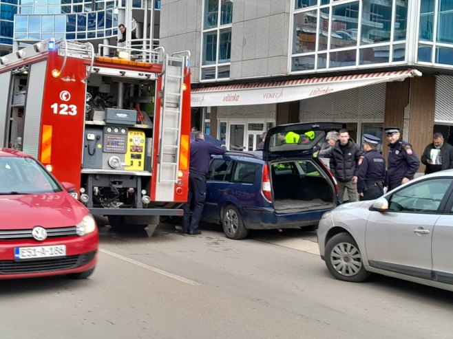 ZAPALIO SE AUTOMOBIL U CENTRU BANJALUKE: Brza rekacija vatrogasaca (FOTO)