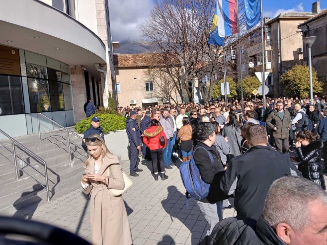 ТРАЖЕ ПРАВДУ: Протест у Требињу због премлаћивања тинејџера (ФОТО)