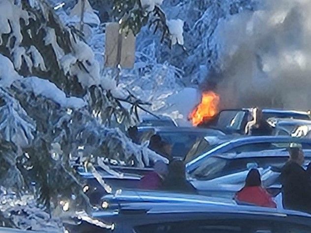 POŽAR NA TREBEVIĆU: Gori automobil na putu, vatrogasci na terenu