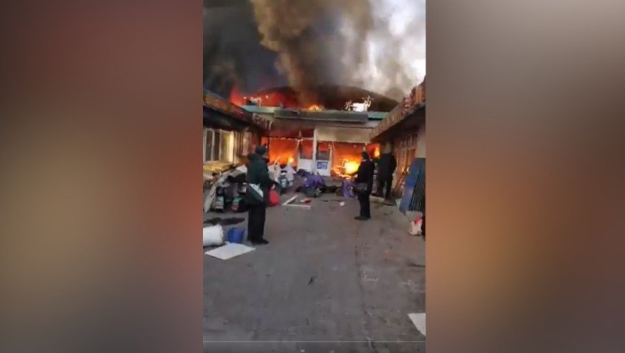 PLAMEN I DIM NAD PIJACOM: Dramatični prikazi iz Kine (VIDEO)