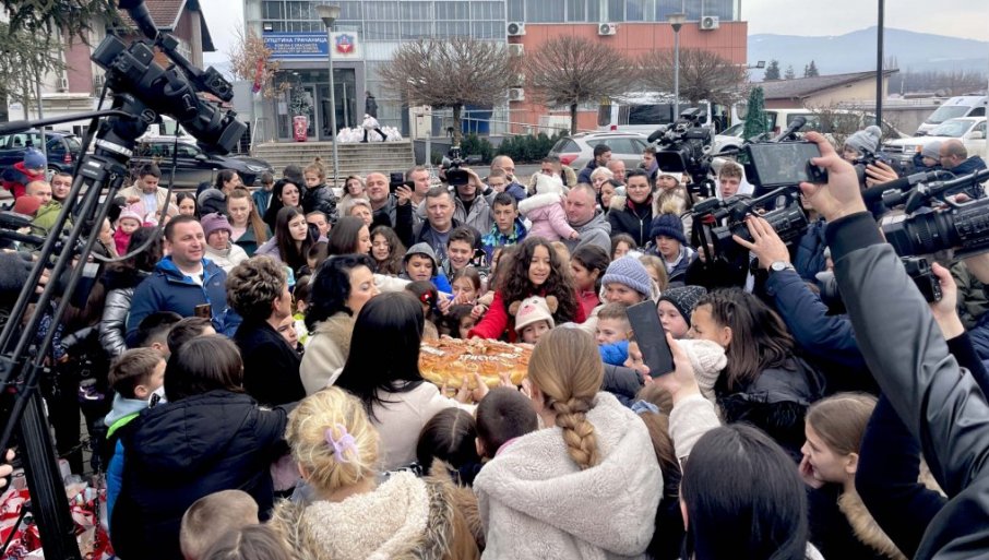 NA KOSOVU SE BOŽIĆ SLAVI I SLAVIĆE SE: Lomljenje česnice u Gračanici, zlatnici pripali mališanima
