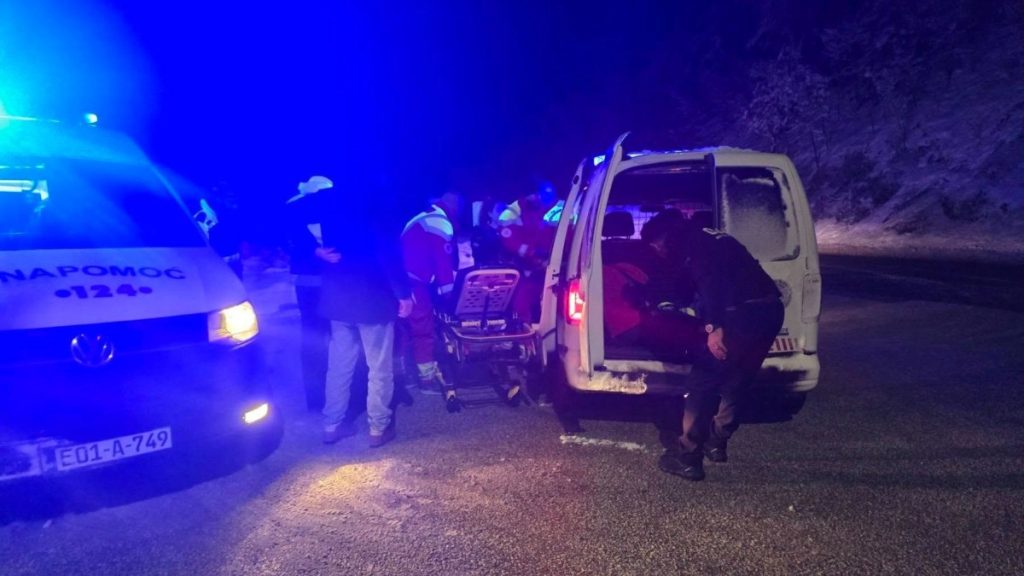 BRZA AKCIJA SPASILACA: Iz sokolačkog sela evakuisan starac sa srčanim problemima, bio u kritičnom stanju (FOTO)