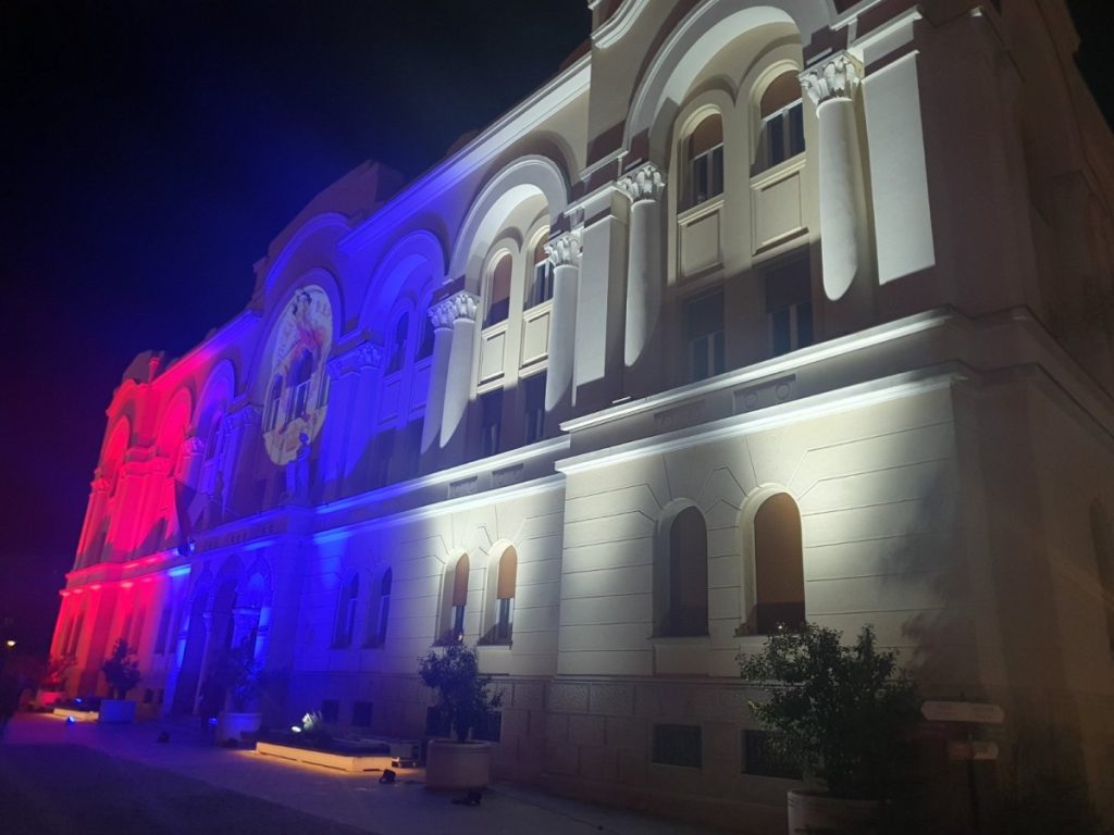 BANJALUKA U BOJAMA TROBOJKE: Palata Republike i Banski Dvor osvijetljeni povodom 9. januara (FOTO)