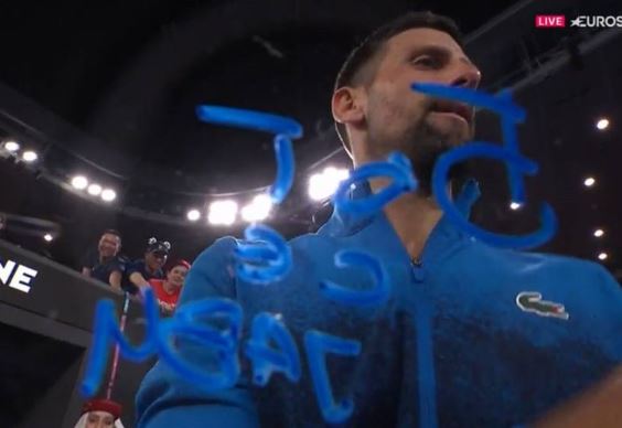 „БОГ СЕ ЈАВИ“ Новак Ђоковић послао моћну поруку на камери након тријумфа у Мелбурну (ФОТО)