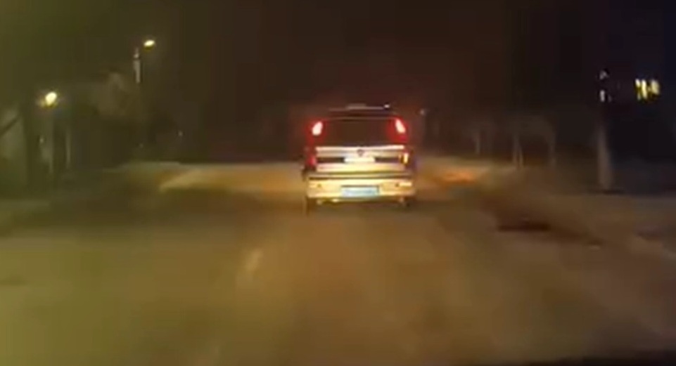 LIJEP GEST: Žena se porađala, policija pod rotacijom krčila put (VIDEO)