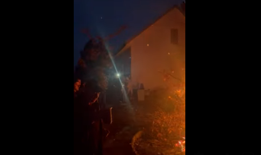 „ДА МУ РАЂА ПШЕНИЦА, ДА МУ СЕ РАЂАЈУ ДЈЕЧИЦА“ Погледајте како изгледа традиционално паљење бадњака у херцеговачком селу (ВИДЕО)