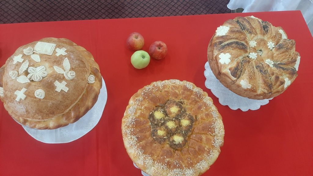 VRIJEDNE DOMAĆICE I PEKARI POKAZALI ŠTA ZNAJU: Prelijepi prizori na festivalu česnica u Foči (FOTO)