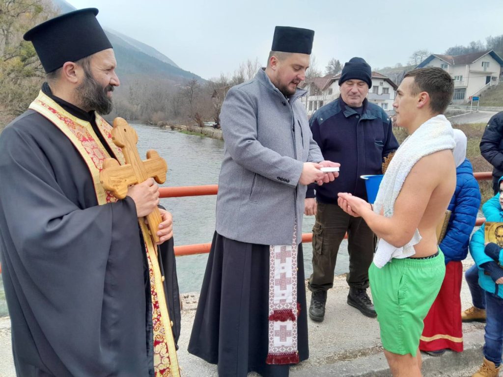 „BOG MI JE DAO SNAGU“: Darko Vuković (15) prvi u Ribniku doplivao do Časnog krsta (FOTO)