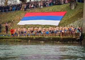 ПЛИВАЊЕ ЗА ЧАСНИ КРСТ ШИРОМ СРПСКЕ: Минус и ледена вода нису препрека за храбре момке, најмлађи одушевили (ФОТО/ВИДЕО)