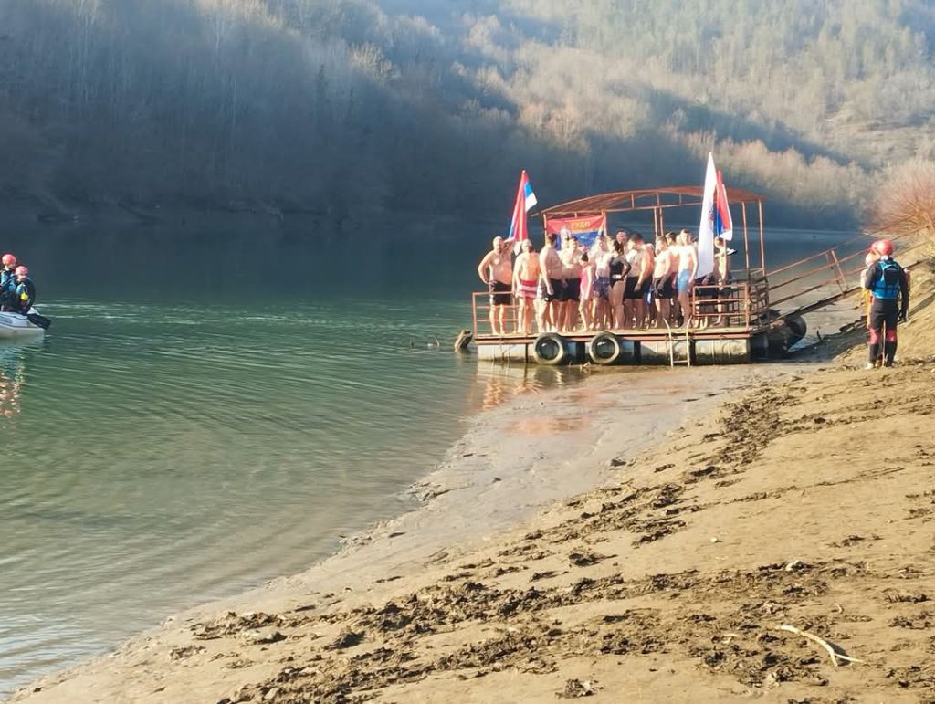 DJEVOJČICA PRVA DOPLIVALA DO ČASNOG KRSTA: Bogojavljensko plivanje u Rudom dugo će se pamtiti (FOTO)